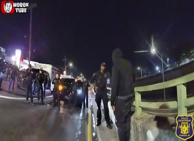 Video :A suicidal guy in extreme distress is rescued from a bridge by two police officers